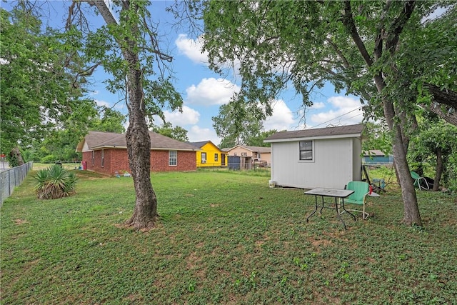 view of yard featuring an outbuilding