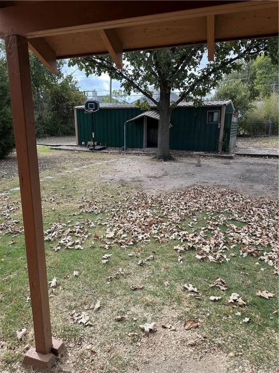 view of yard featuring a storage shed