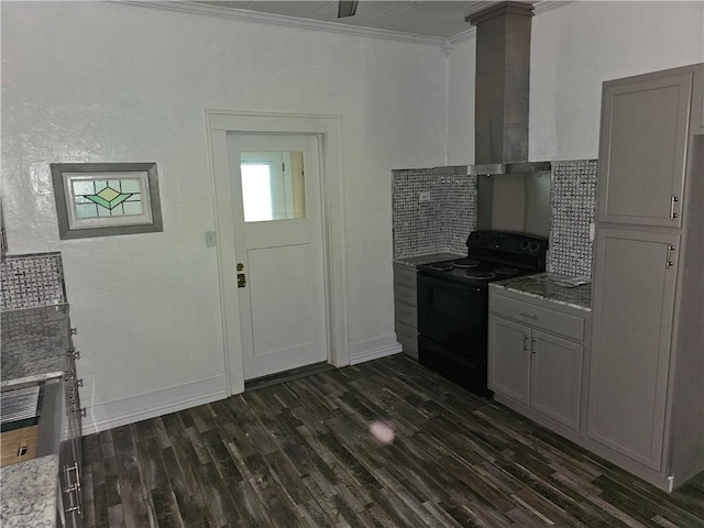 kitchen featuring black range with electric cooktop, dark hardwood / wood-style flooring, backsplash, crown molding, and gray cabinets