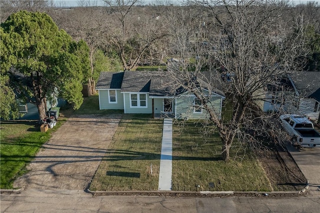 view of front of house featuring a front lawn