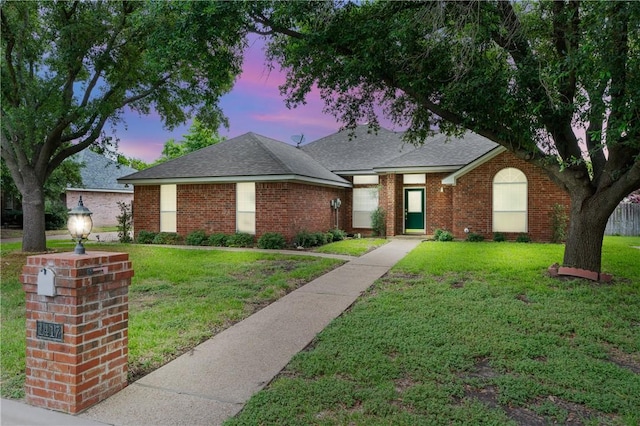 view of front of house featuring a lawn