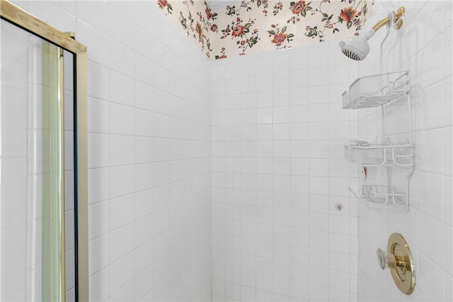 bathroom featuring tiled shower