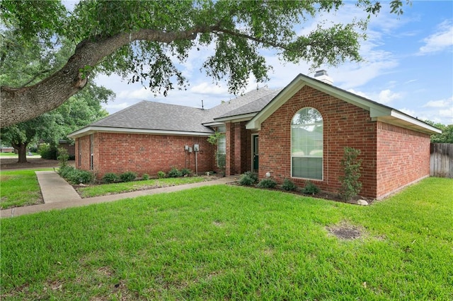 view of front facade featuring a front lawn