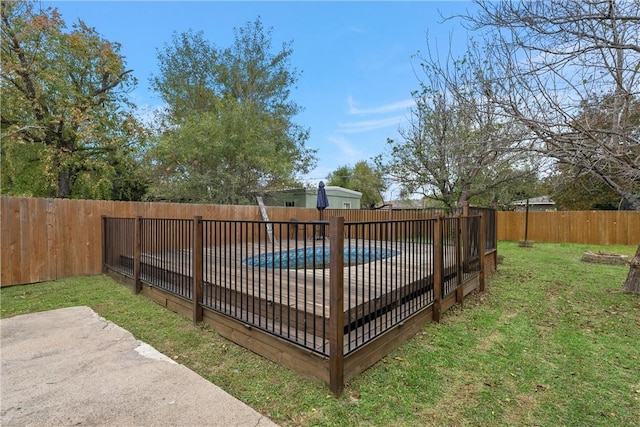 view of swimming pool with a yard