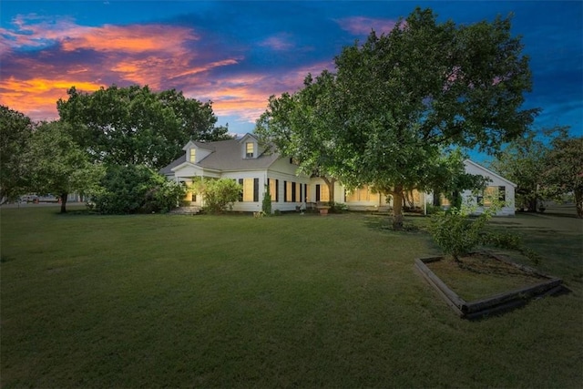 view of yard at dusk