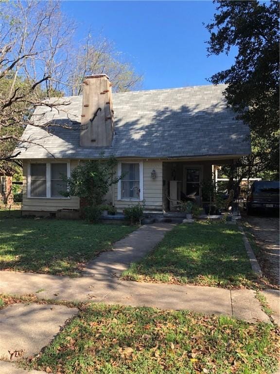 view of front of house featuring a front yard