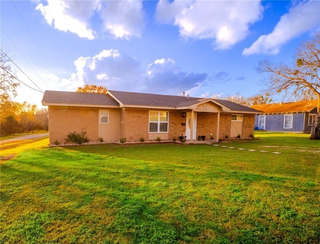 ranch-style home featuring a front lawn