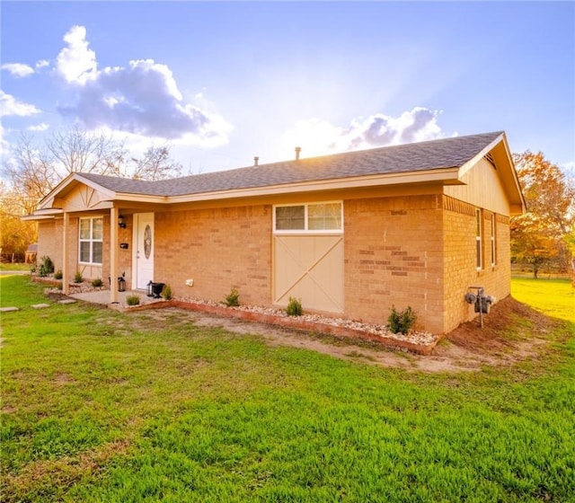 view of front of property with a front yard