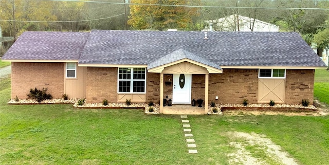 view of front facade featuring a front yard