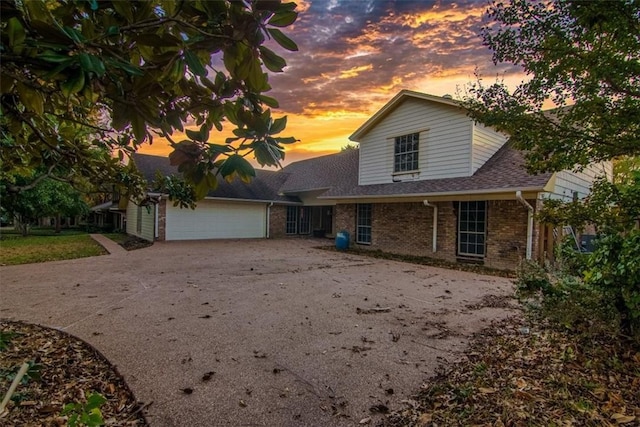 view of front property featuring a garage