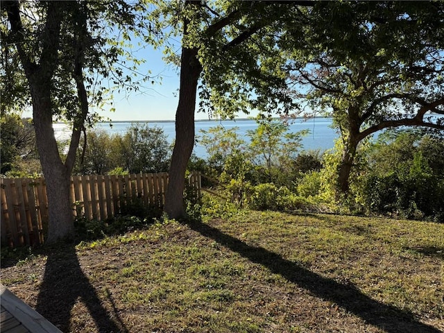 view of yard featuring a water view