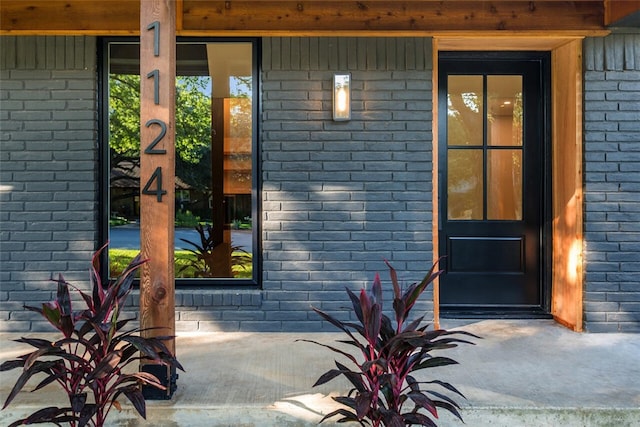 entrance to property featuring covered porch