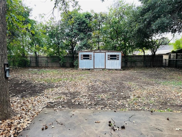 view of yard featuring a storage shed