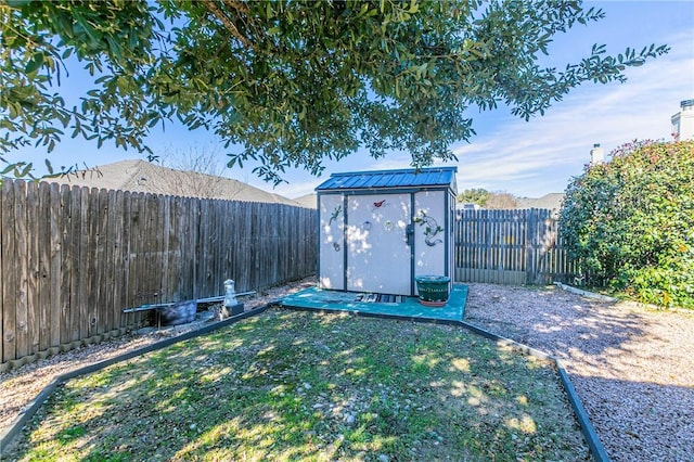 view of yard featuring a storage unit