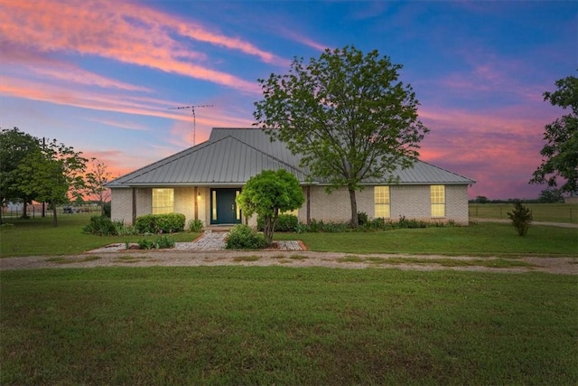 single story home featuring a yard