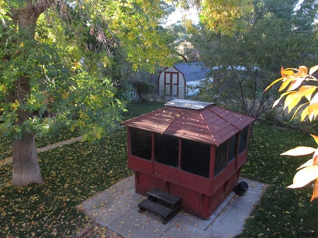 view of yard with a storage shed