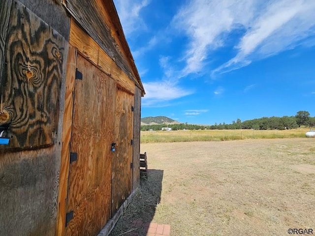 view of yard featuring a mountain view