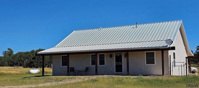 view of front of home with a front lawn