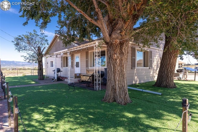 view of front of property featuring a front yard