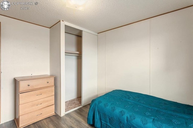 2275 K Path, Cotopaxi, CO 81223 - bedroom featuring dark wood-type flooring, a closet, and a textured ceiling