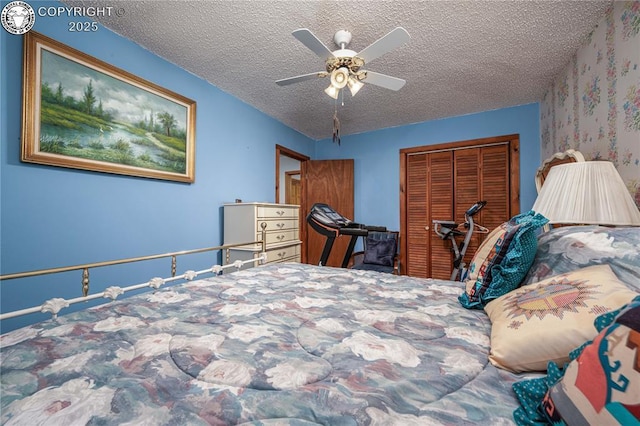 bedroom featuring ceiling fan, a closet, and a textured ceiling