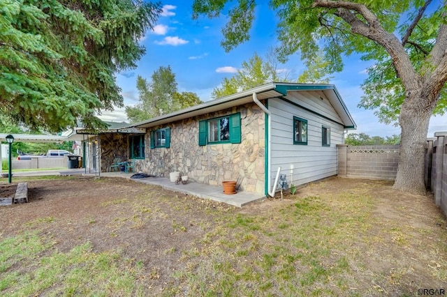 view of front of home with a front lawn