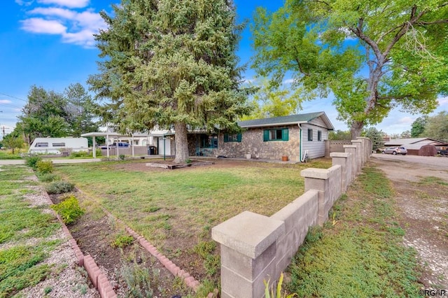 single story home with a front lawn