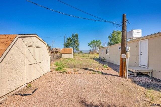 view of yard featuring a storage unit