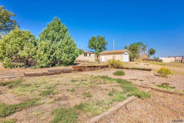 view of yard with a shed