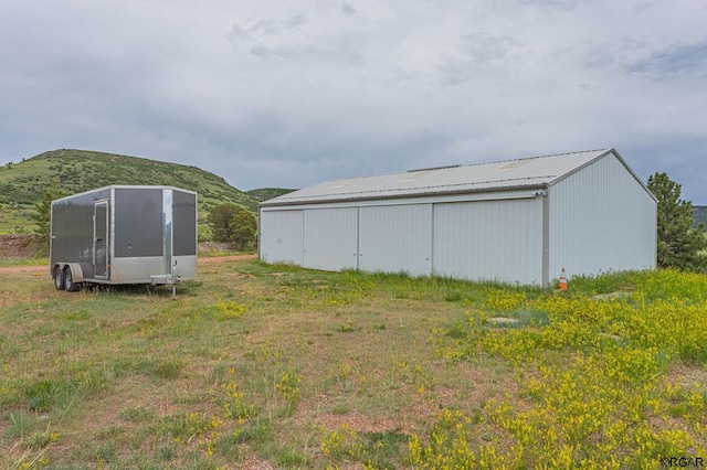 view of yard with a mountain view and an outdoor structure