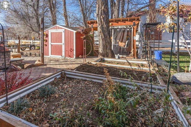 view of yard featuring a storage shed