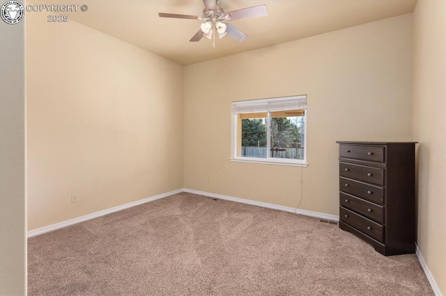 carpeted empty room featuring ceiling fan