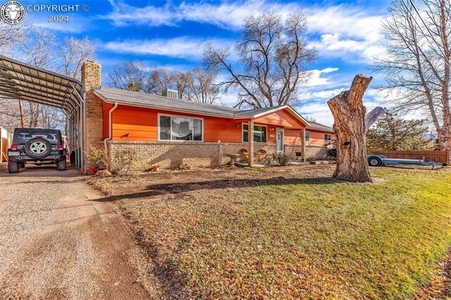 view of front of home featuring a carport and a front yard