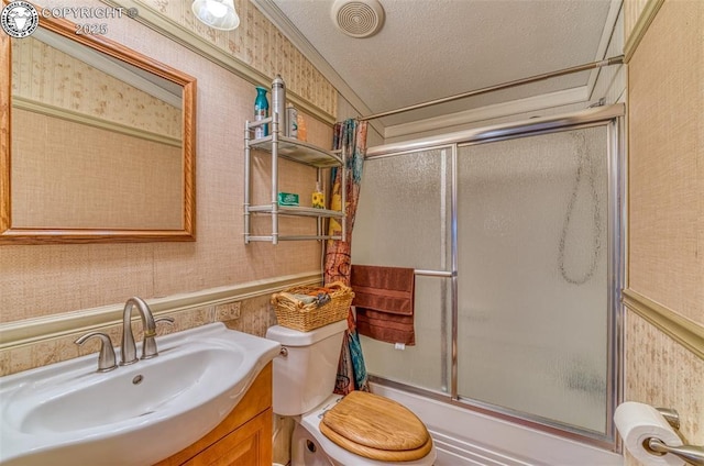 575 Wykagyl Rd, Westcliffe, CO 81252 - full bath with visible vents, toilet, combined bath / shower with glass door, and wallpapered walls
