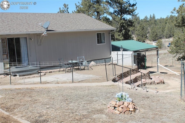 view of yard featuring fence and a detached carport