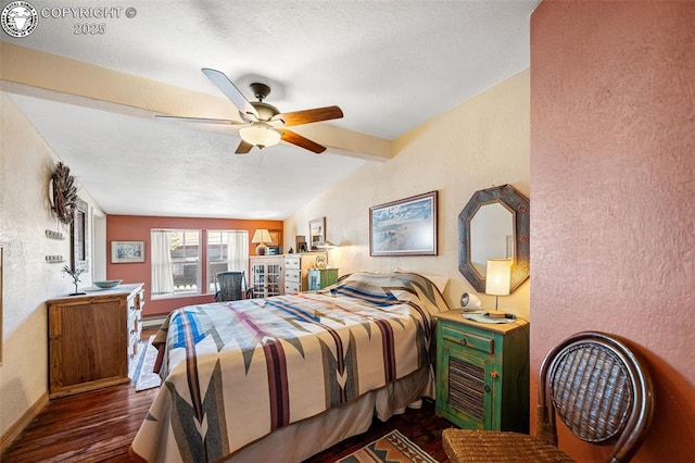 bedroom with a textured wall, dark wood-style flooring, a ceiling fan, and baseboards