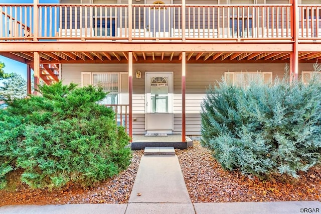 property entrance with a wooden deck