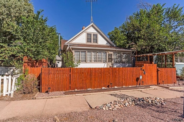 view of front of house featuring a fenced front yard