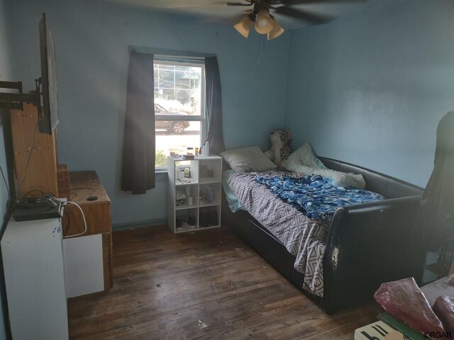 bedroom with dark wood-type flooring and ceiling fan