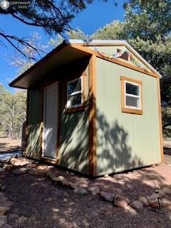 view of outdoor structure with an outbuilding