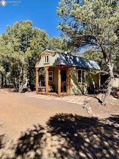 view of front of house featuring a gambrel roof