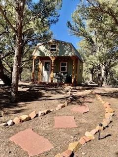 view of front of property featuring an outbuilding