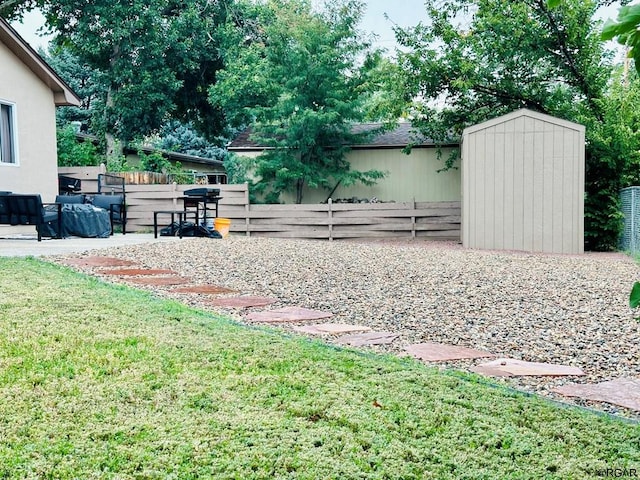 view of yard featuring a shed