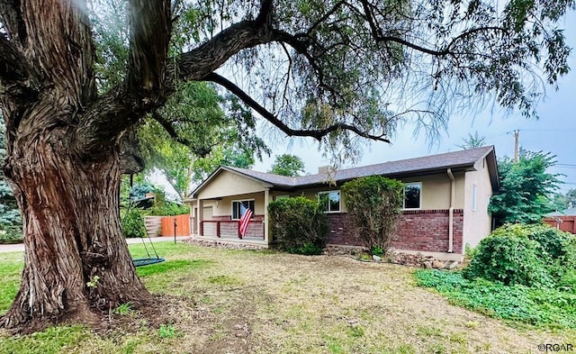 view of front facade featuring a front lawn