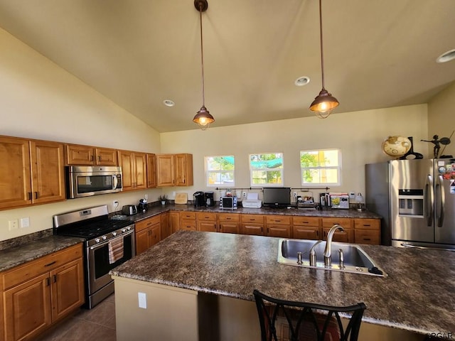 kitchen with sink, decorative light fixtures, a breakfast bar area, and stainless steel appliances