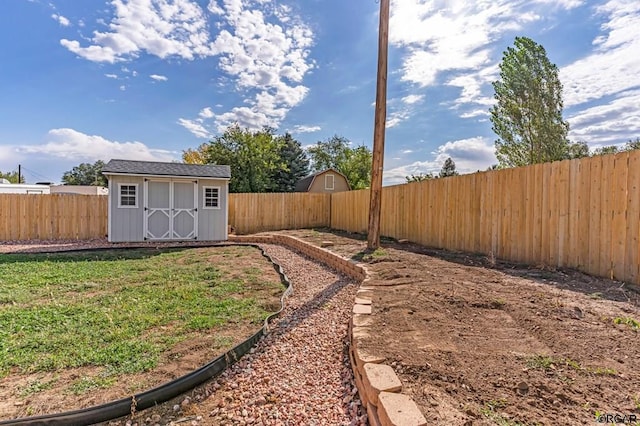 view of yard with a shed