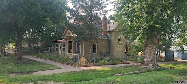 view of front of property featuring a front yard