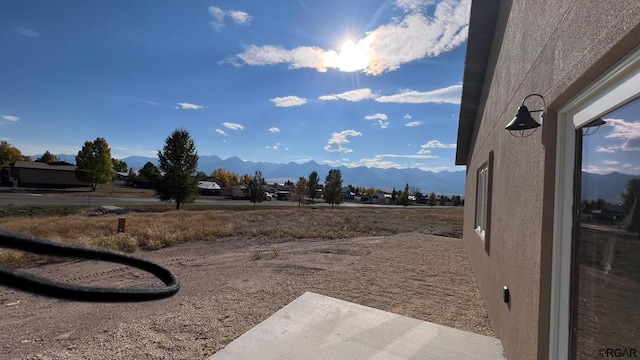 view of yard featuring a mountain view