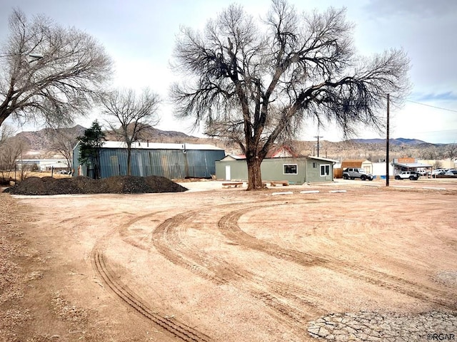 view of yard featuring a mountain view