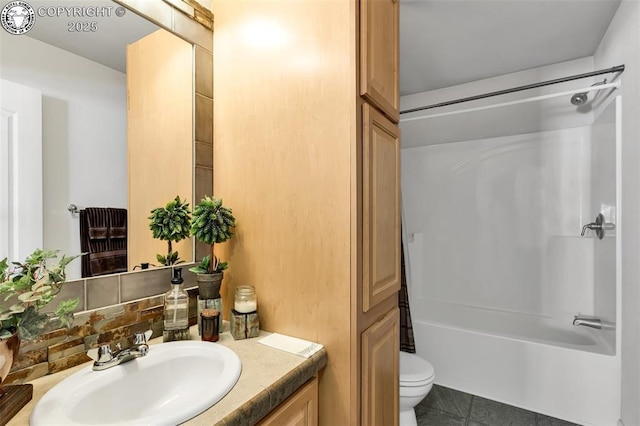 full bathroom with vanity, backsplash, toilet, and shower / bath combination